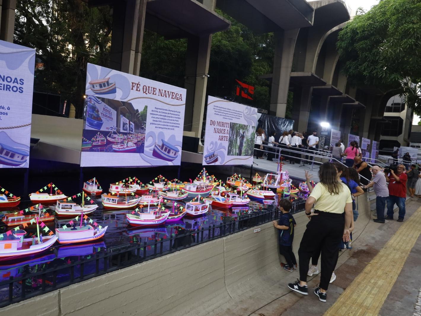Exposição no TCE-PA recria Romaria Fluvial com 200 barquinhos de miriti.